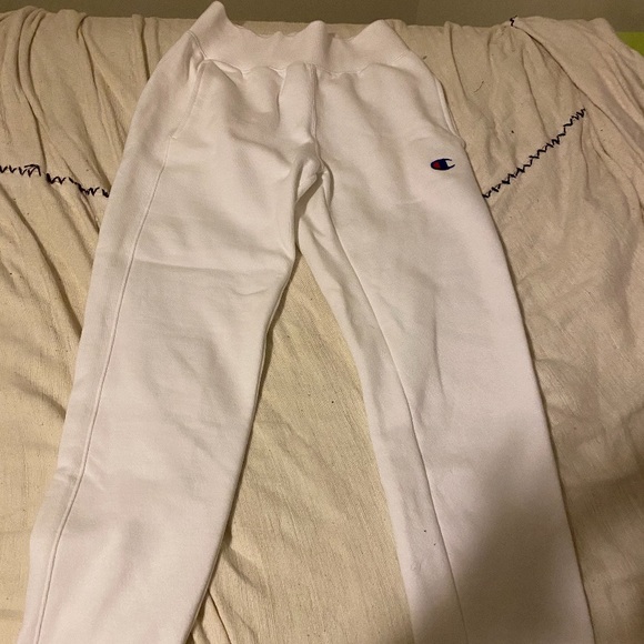 white joggers champion